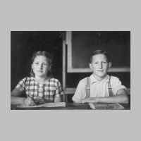 022-0380 Gertrud und Werner Kuhr im Klassenzimmer  der Goldbacher Schule im Jahre 1934.jpg